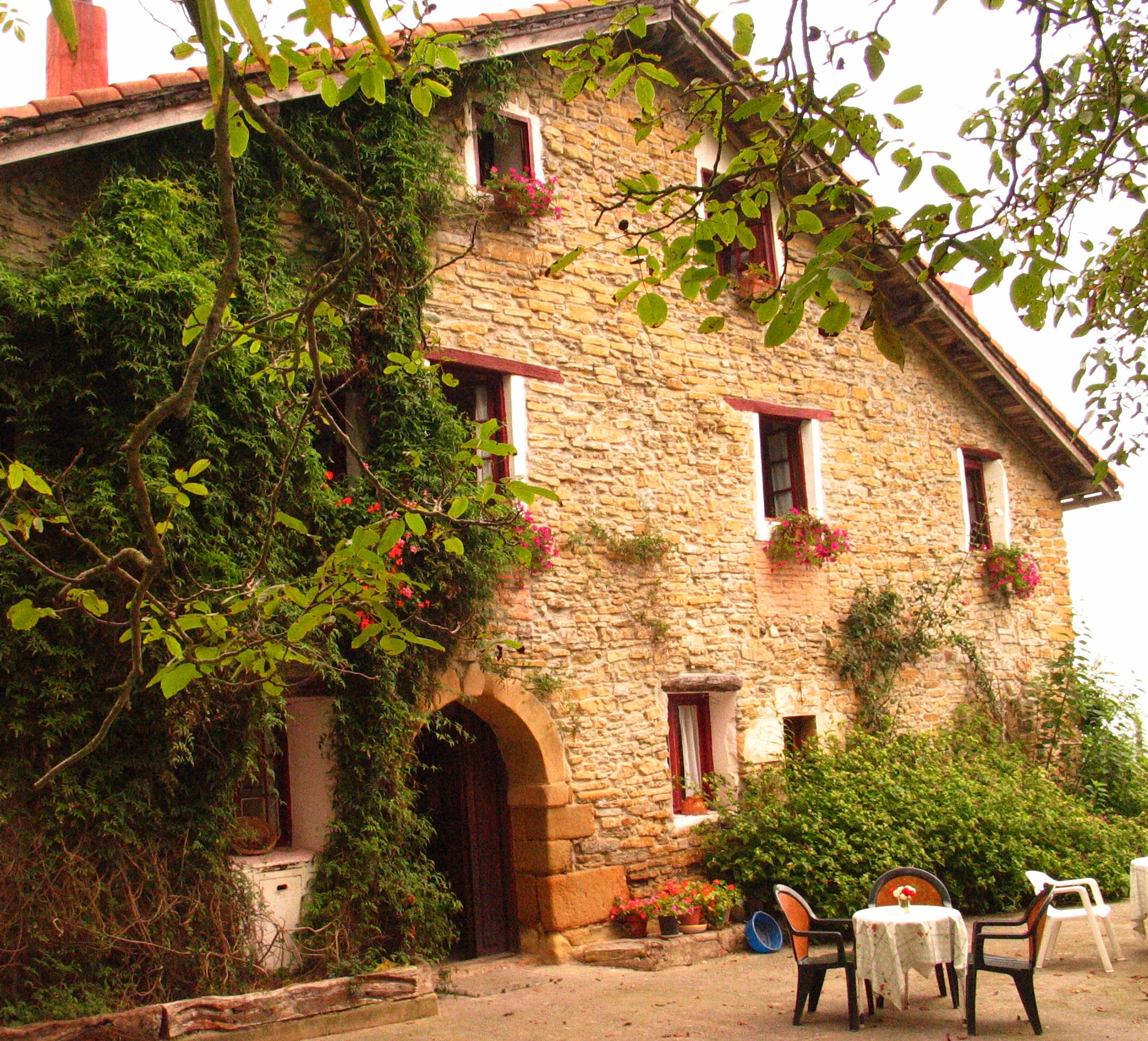 fatxada nekazalturismoa Sarasola-Zahar Gipuzkoan