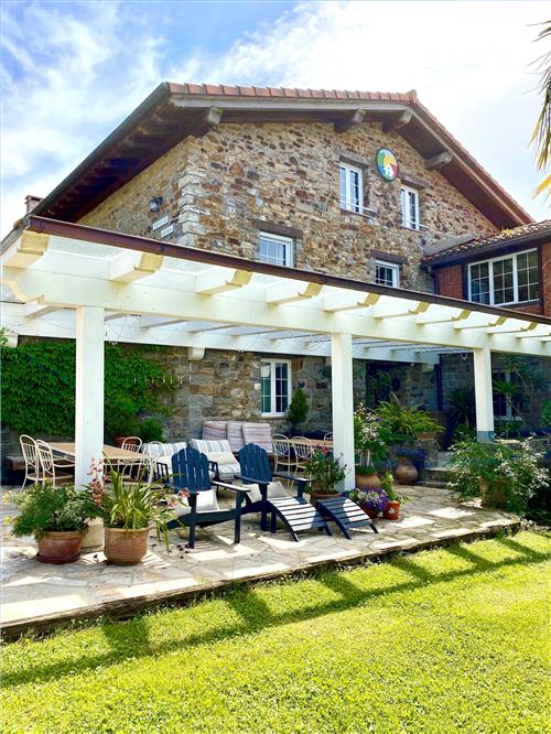 Fachada_terraza_agroturismo_Txerturi_Goikoa_Deba_Gipuzkoa_Nekatur