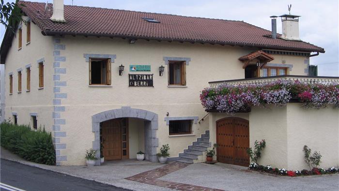 fachada casa rural Altzibar Berri en Gipuzkoa