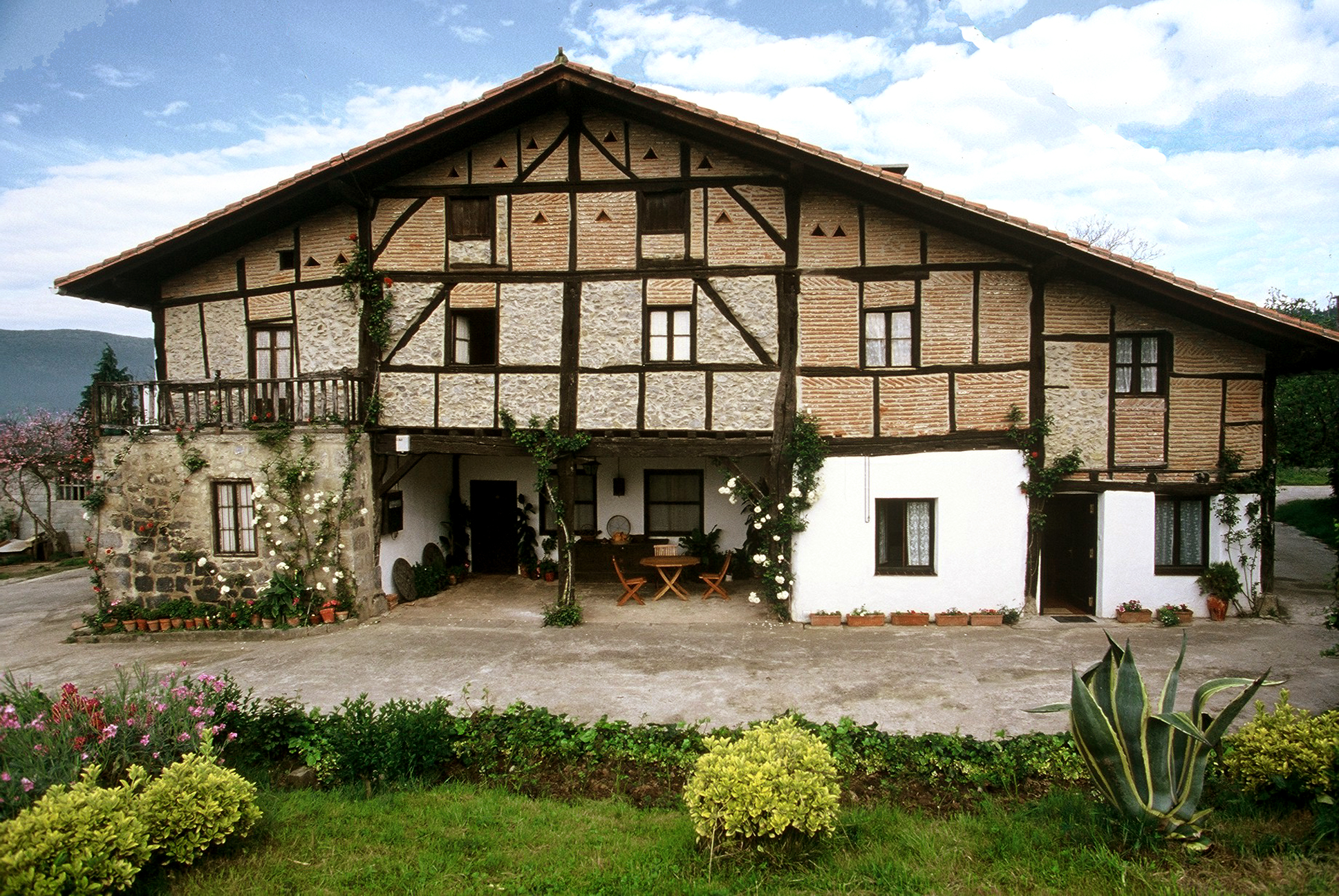 fatxada 1 landa-etxea Ozollo Bizkaian