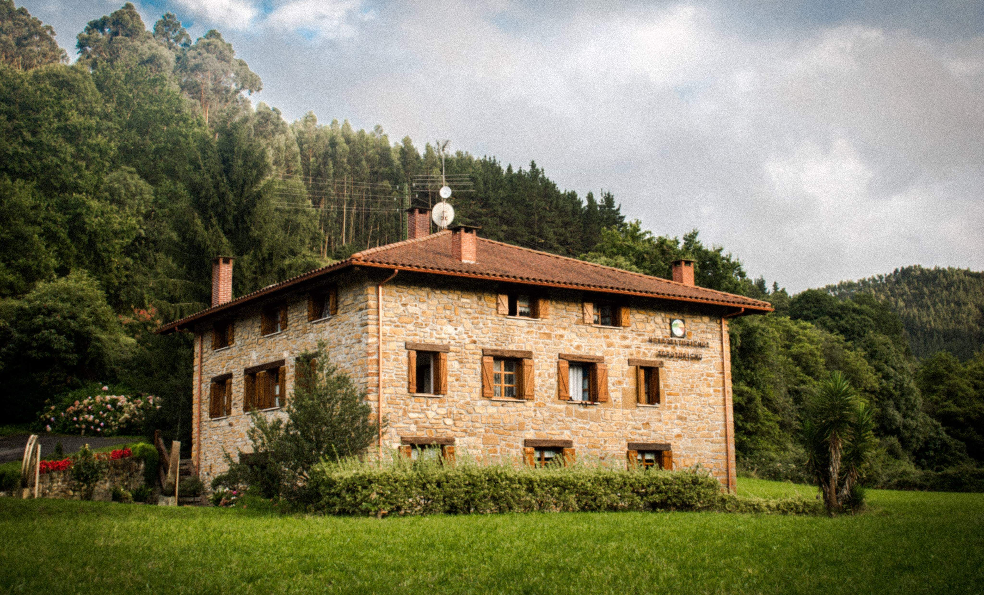 Fatxada nekazalturismoa Iberreko Errota Bizkaian