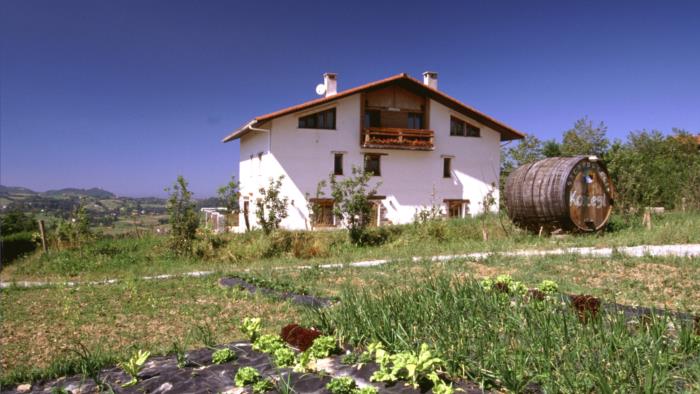 fachada agroturismo kostegi en gipuzkoa