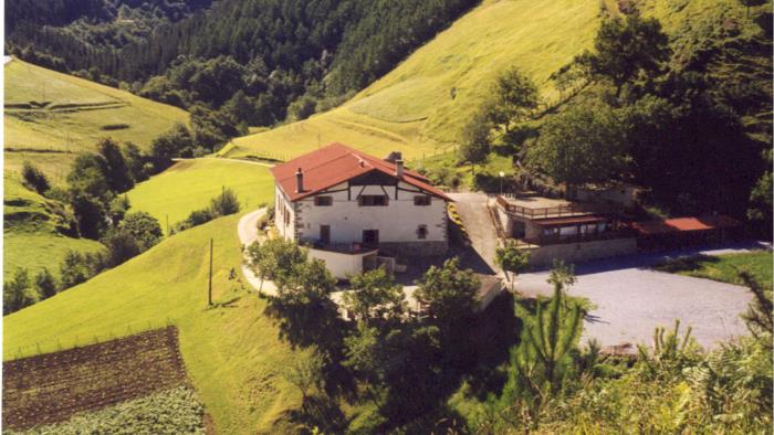 fachada agroturismo Lazkao Etxe en Gipuzkoa