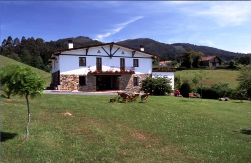 fachada agroturismo Caserío Garaizar en Bizkaia