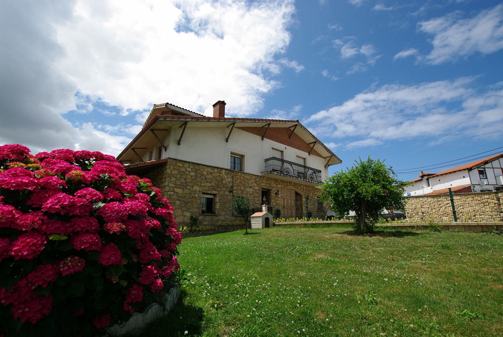 Fatxada landa-etxea Arribeiti-Zarra Bizkaian 