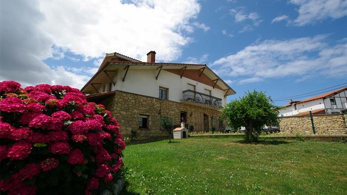 Fatxada landa-etxea Arribeiti-Zarra Bizkaian 