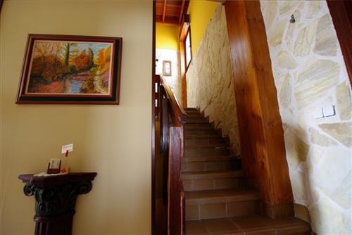 Eskailerak Arribeiti-Zarra landa-etxea Bizkaian