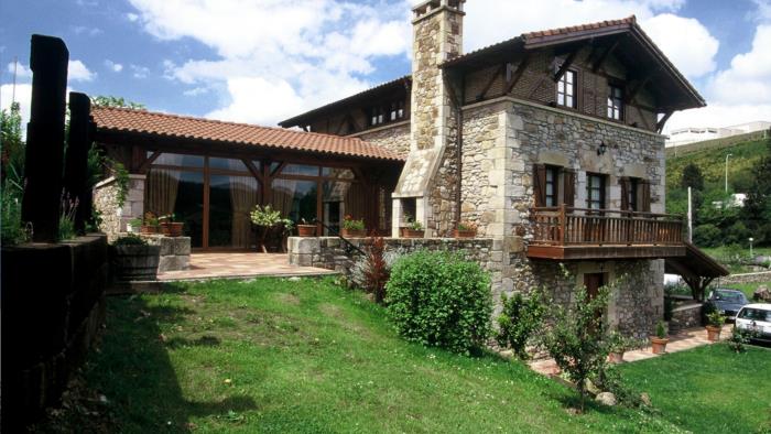 Fachada casa rural Erdikoetxe en Bizkaia