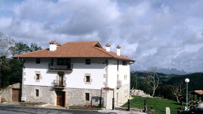 Fachada agroturismo Endeitxe en Bizkaia
