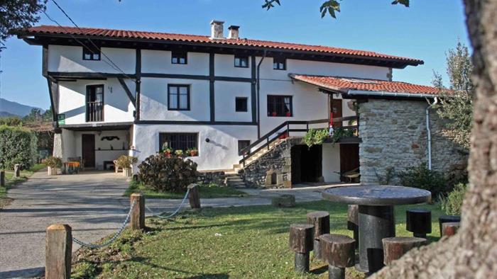 fachada casa rural monte baserria en Vizcaya