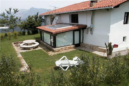 Atzekoaldea Monte Baserria landa-etxea Bizkaian