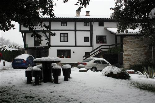 Fatxada Monte Baserria landa-etxea Bizkaian