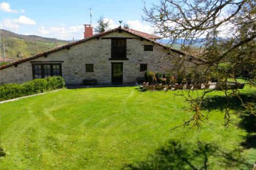 fachada casa rural sagasti zahar en Alava