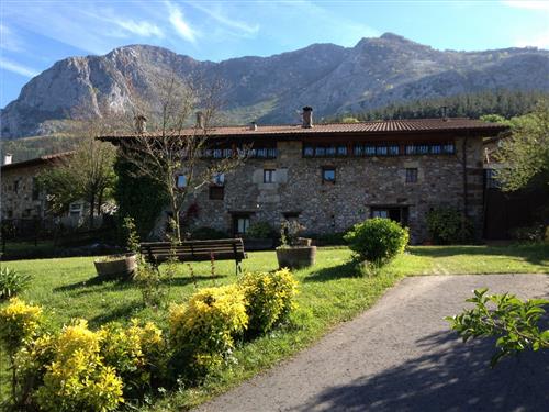 Fachada casa rural Olazabal en Bizkaia
