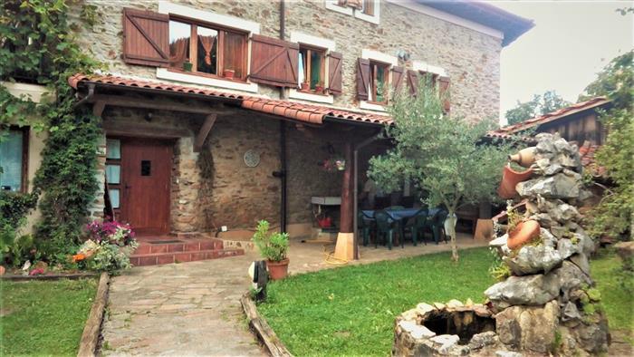 fachada casa rural altzuste en Vizcaya