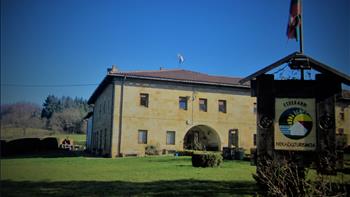 Etxebarri nekazalturismoaren fatxada Araban 