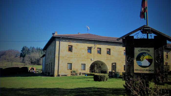 Fachada agroturismo Etxebarri en Alava