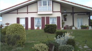 Fatxada landa-etxea Zearreta Barri Bizkaian