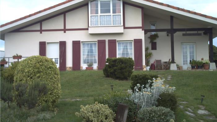 Fachada casa rural Zearreta Barri en Bizkaia