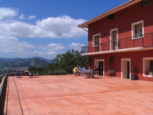 Terraza agroturismo Artola en Gipuzkoa
