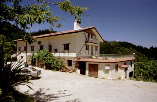 fachada agroturismo txindurri iturri en gipuzkoa