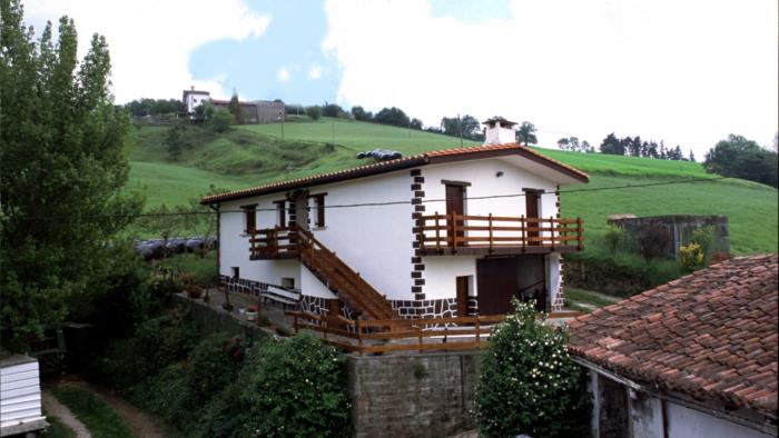 fachada agroturismo agerresoro haundi en gipuzkoa