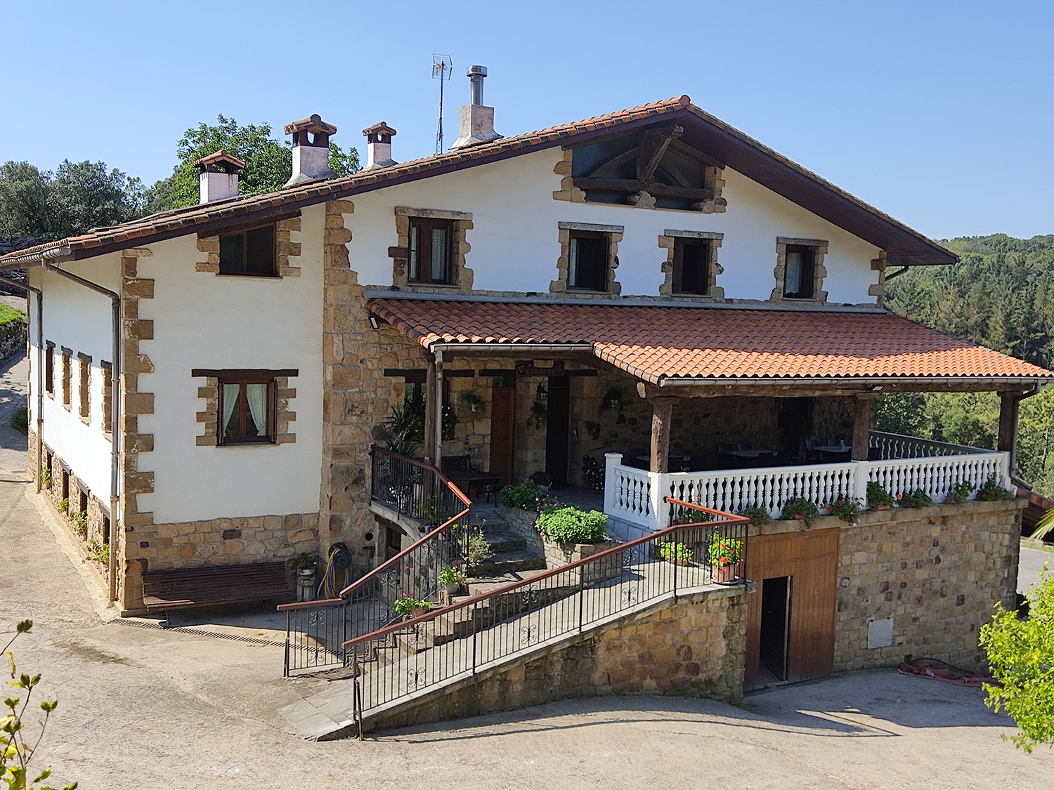 fatxada nekazalturismoa karakas zar Gipuzkoan