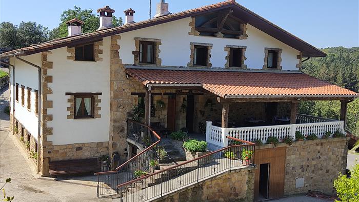 Fachada agroturismo karakas zar en Gipuzkoa