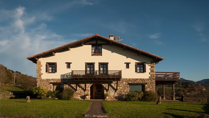 fachada agroturismo Peluaga en Gipuzkoa