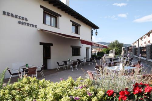 terraza casa rural barazar en gipuzkoa