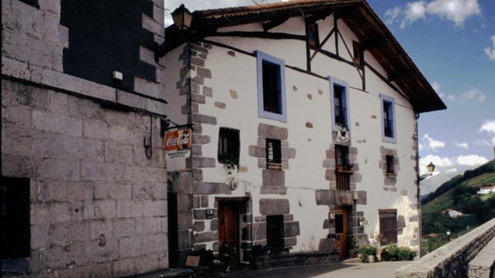 fachada casa rural etxeberri en gipuzkoa