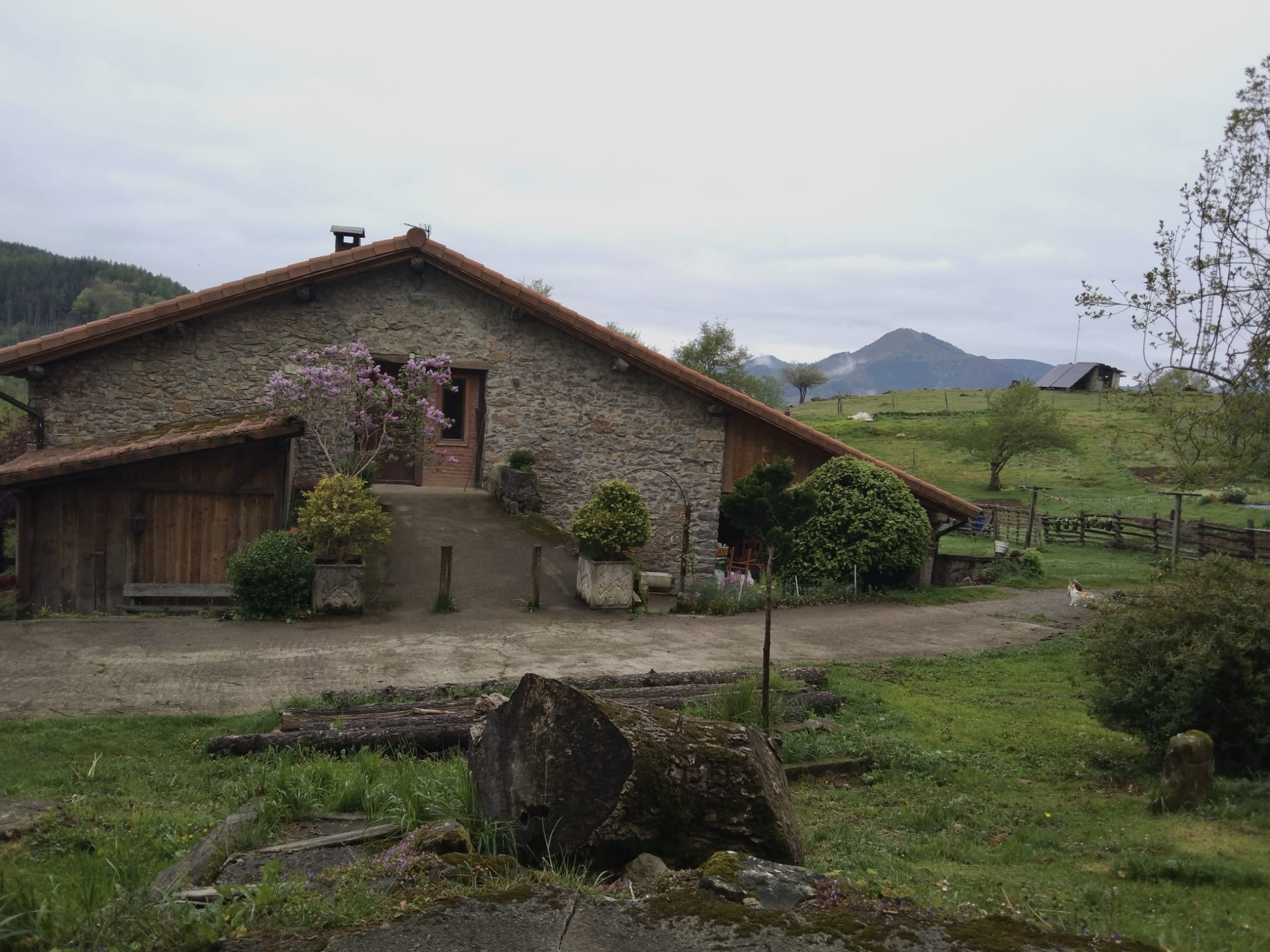 fachada agroturismo Pagorriaga en Gipuzkoa