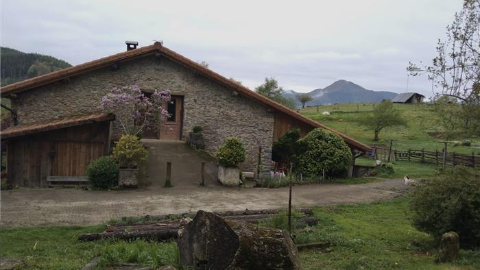 fachada agroturismo Pagorriaga en Gipuzkoa