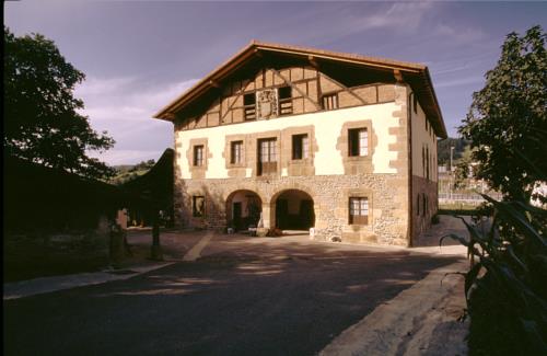 fachada 1 agroturismo murueta baserria en Vizcaya