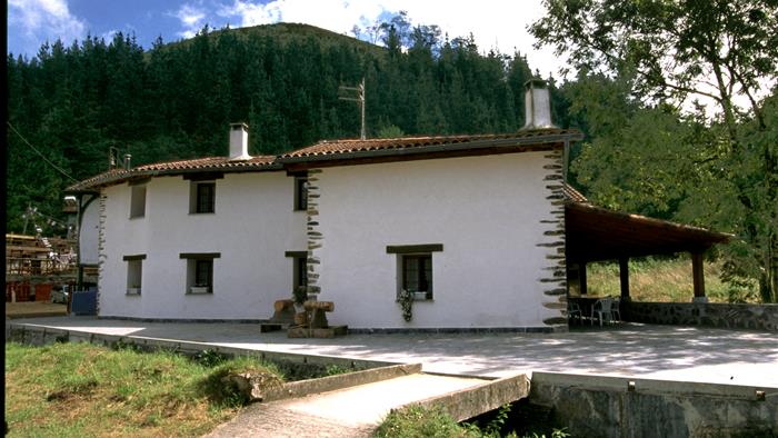 fachada casa rural Eleizondo en Gipuzkoa