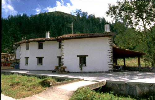 fachada casa rural eleizondo en gipuzkoa