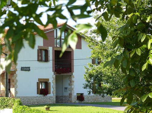 Fachada casa rural Karobi en Gipuzkoa