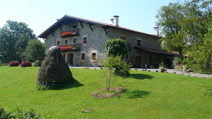 fatxada nekazalturismoa oiharte gipuzkoan