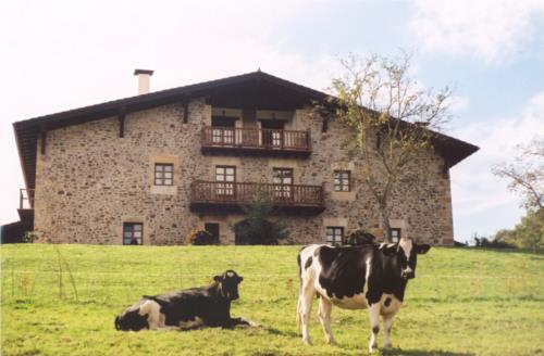 fachada agroturismo oiharte en gipuzkoa