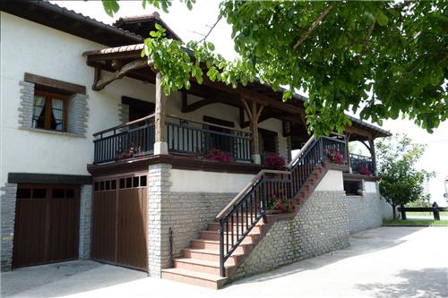 fachada agroturismo azkue en gipuzkoa