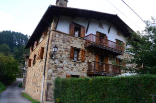 Etxe-aurrea Angoitia landa-etxea Bizkaian