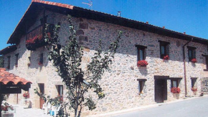 fachada casa rural izpiliku en Alava