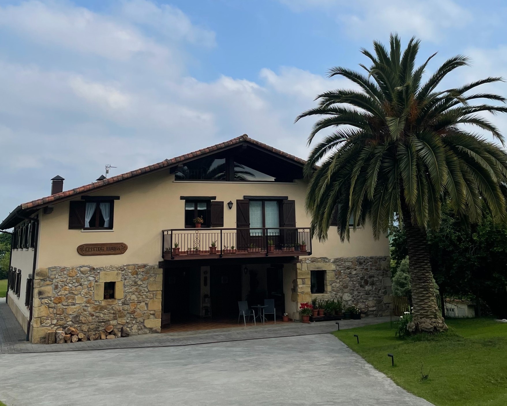 Fachada agroturismo Erretegi Haundi en Gipuzkoa