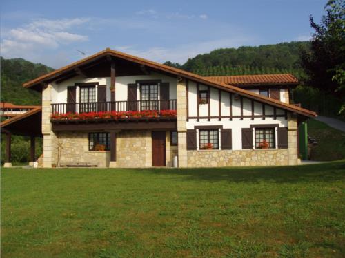 fachada agroturismo artizarra en gipuzkoa