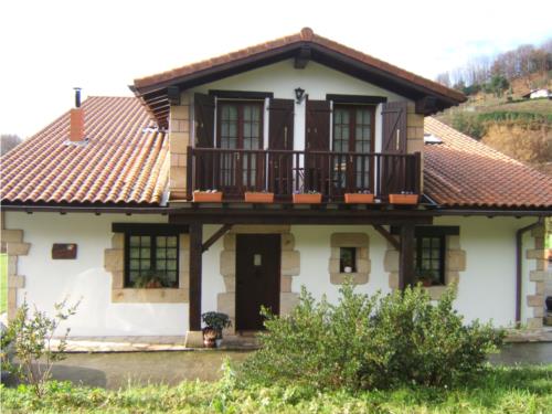 fachada agroturismo artizarra en gipuzkoa