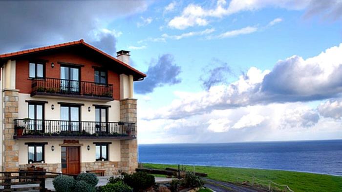 fachada agroturismo Santa Klara en Gipuzkoa