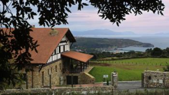 fatxada landa-etxea Larrakoetxea Bizkaian