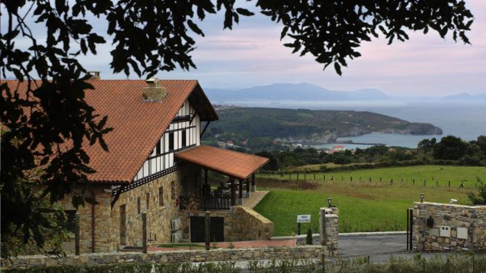 fachada casa rural Larrakoetxea en Bizkaia