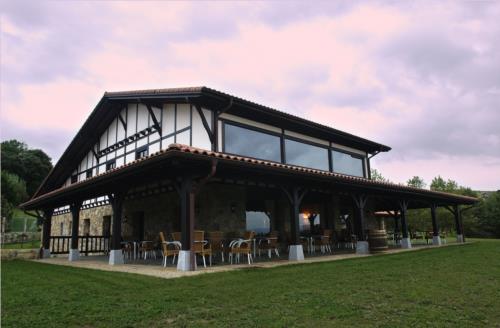 fachada 1 casa rural Larrakoetxea en Bizkaia