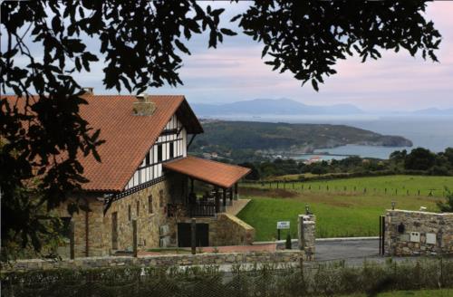 fachada casa rural Larrakoetxea en Bizkaia